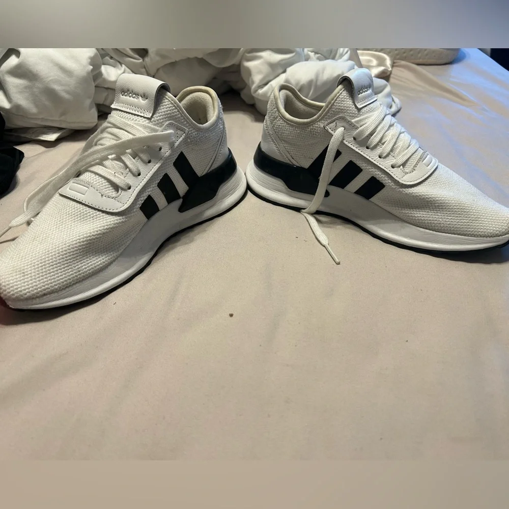 Adidas tennis shoes - Picture 2 of 6